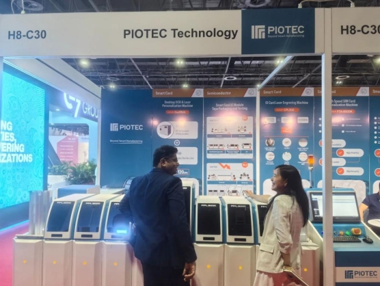 Групповое фото четверых профессионалов на выставочном стенде PIOTEC